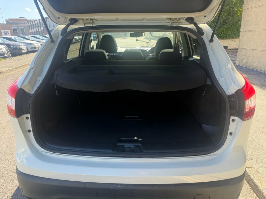Nissan Qashqai 1.2L N-connecta GY17UTE White #4