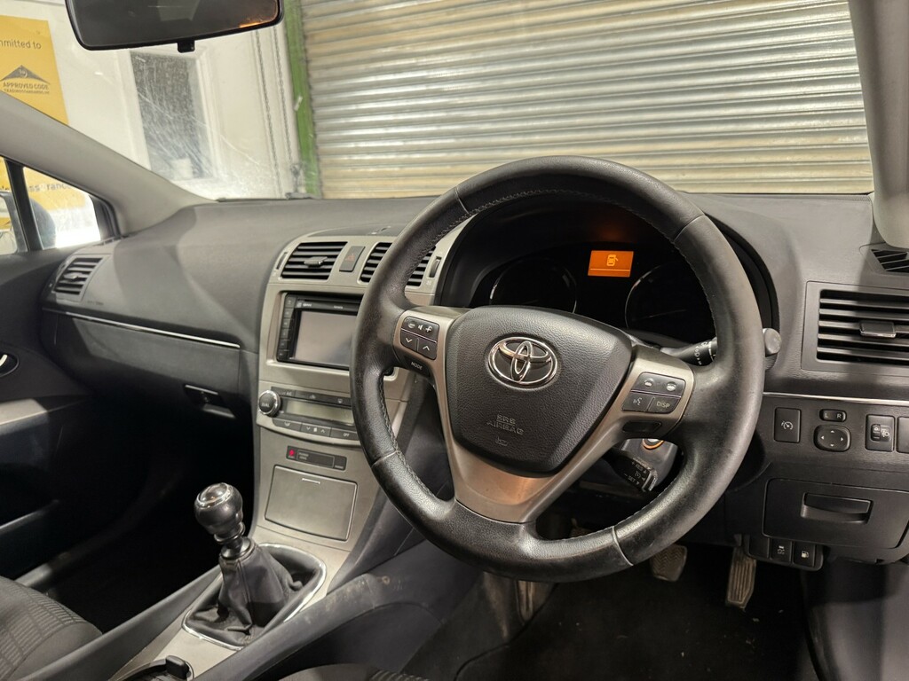 Toyota Avensis 1.8 V-matic Tr Tourer White #12
