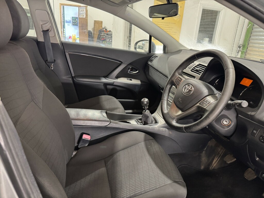 Toyota Avensis 1.8 V-matic Tr Tourer White #11