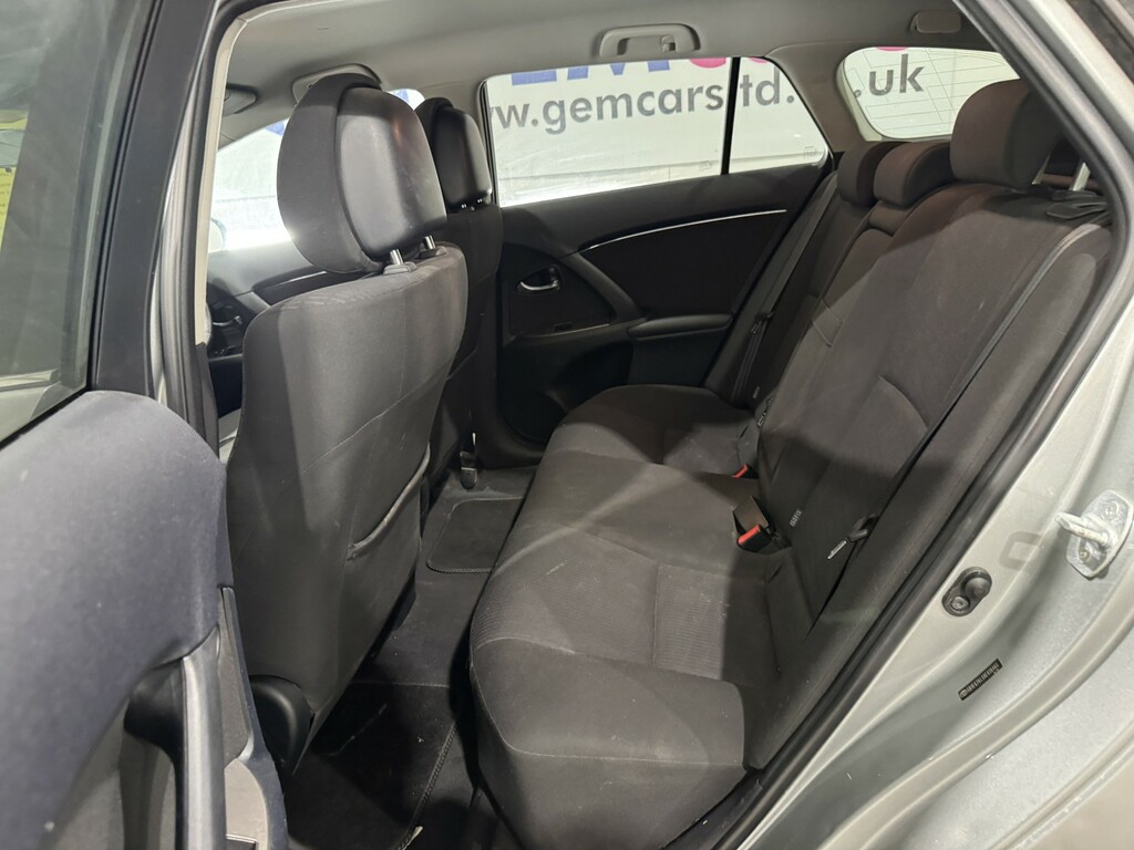 Toyota Avensis 1.8 V-matic Tr Tourer White #25