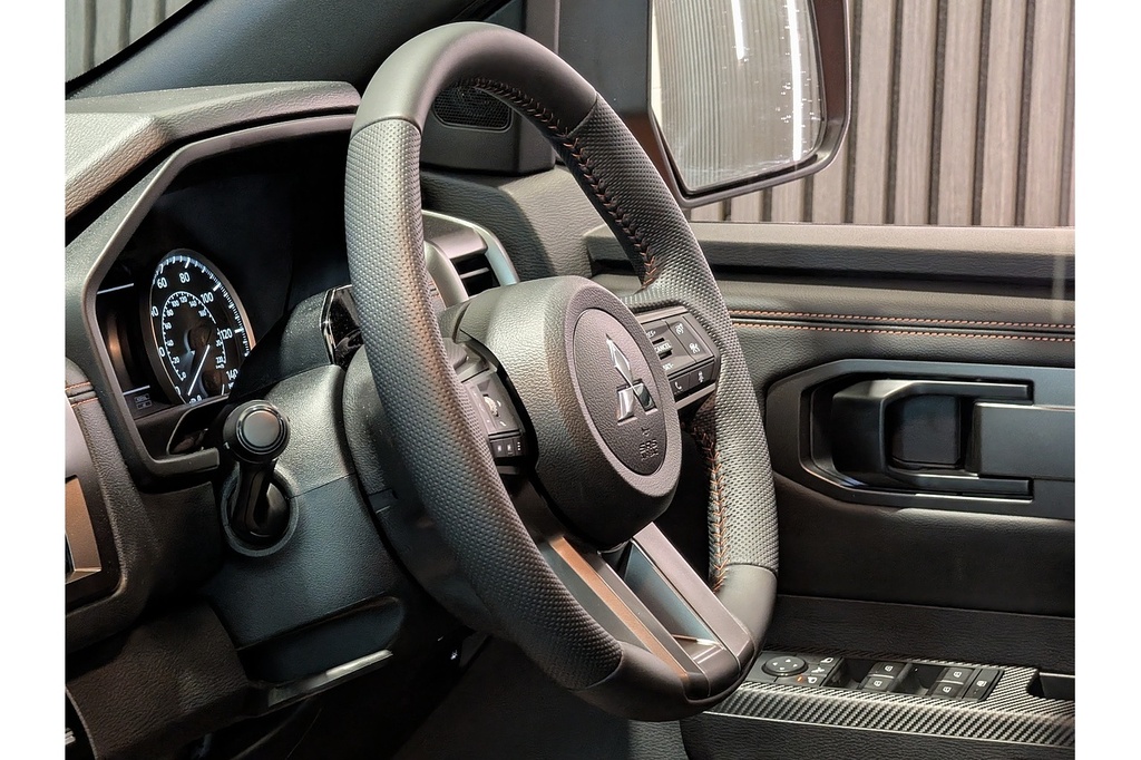 Mitsubishi L200 Pickup White #41