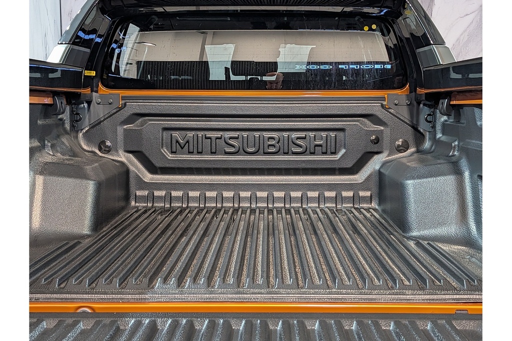 Mitsubishi L200 Pickup White #8