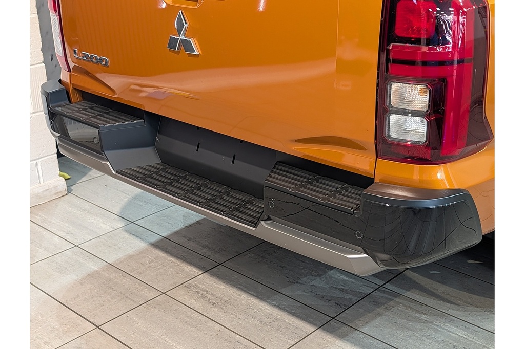 Mitsubishi L200 Pickup White #18