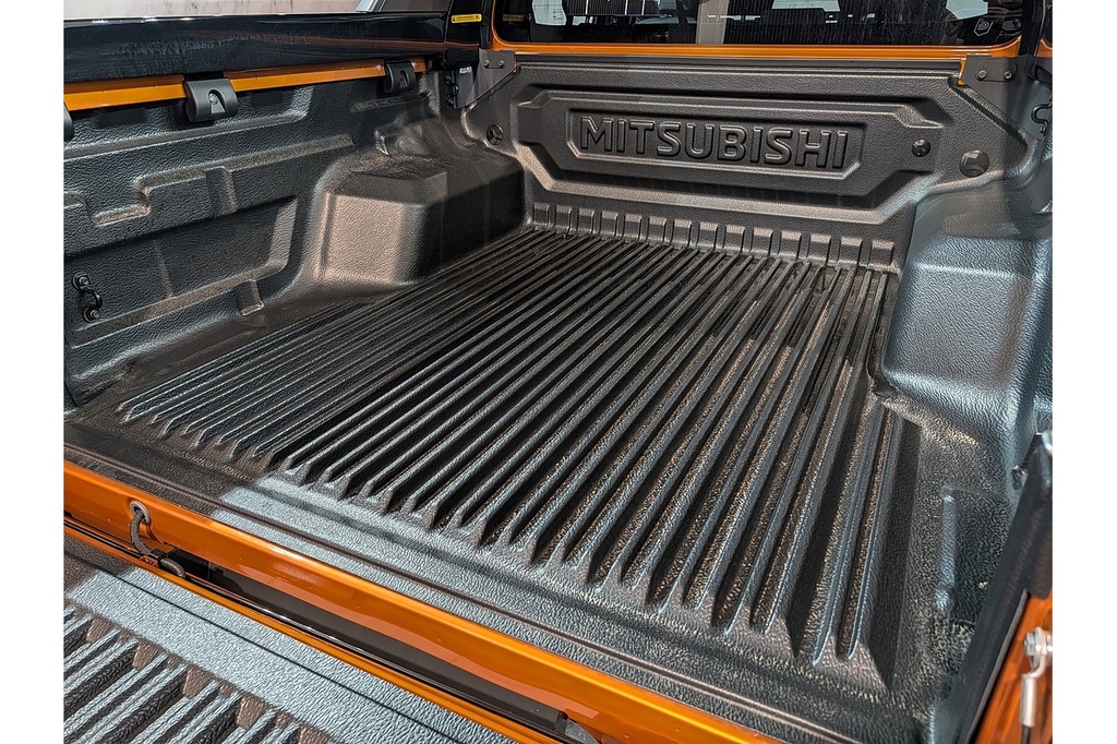 Mitsubishi L200 Pickup White #22