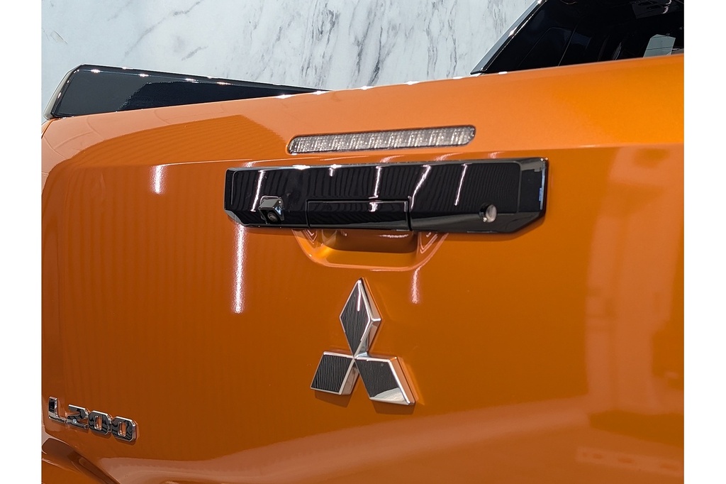 Mitsubishi L200 Pickup White #19