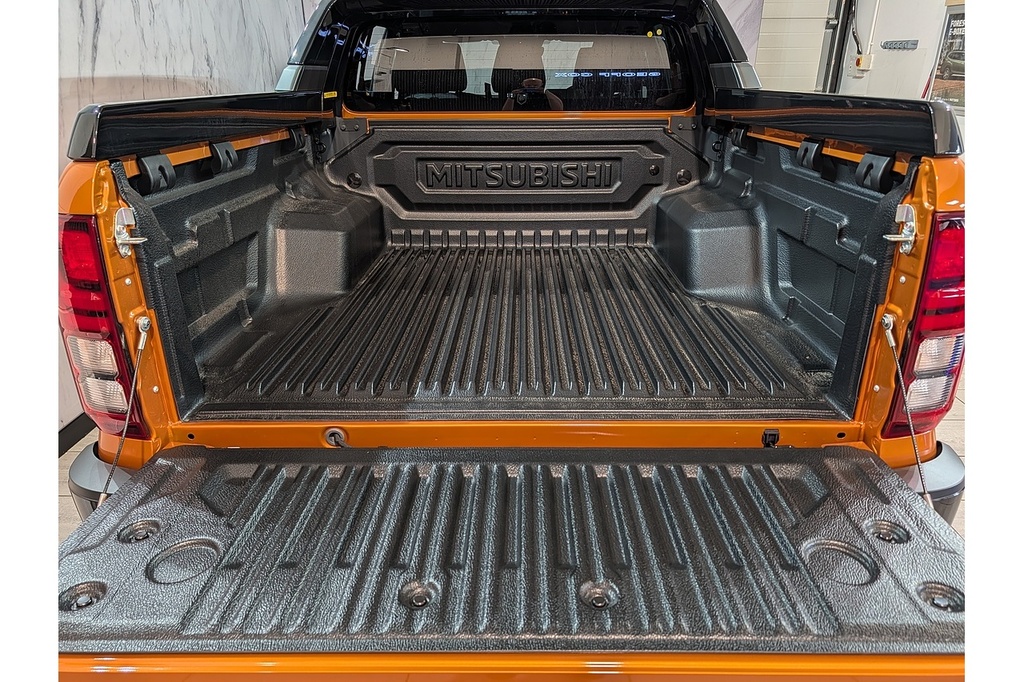 Mitsubishi L200 Pickup White #21