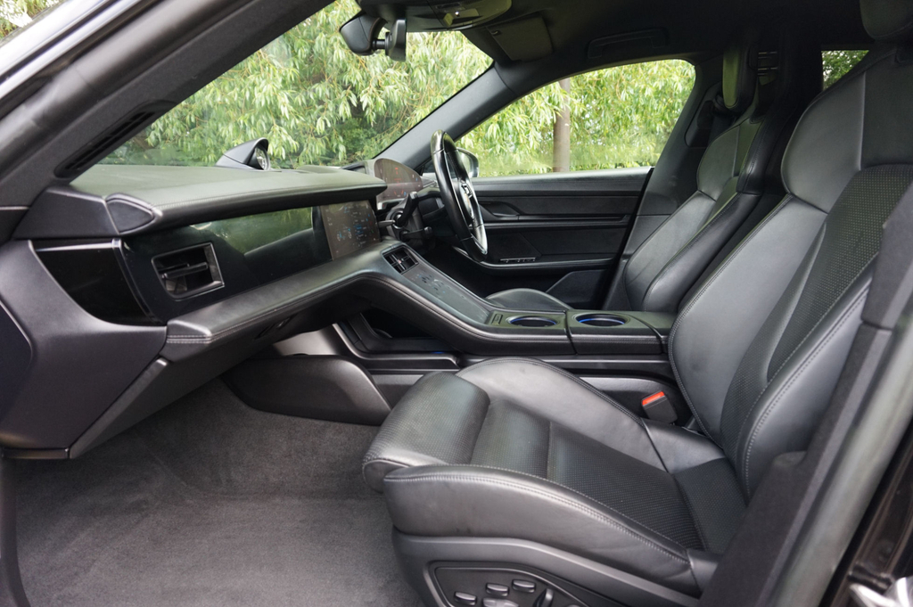 Porsche Taycan Estate Black #6