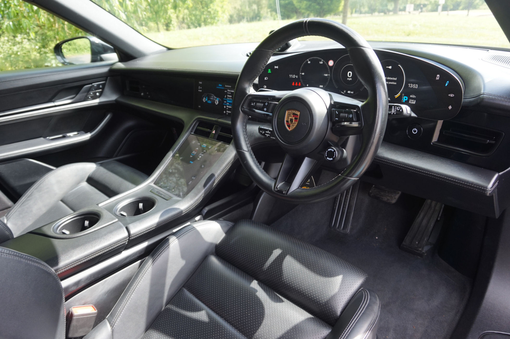 Porsche Taycan Estate Black #5