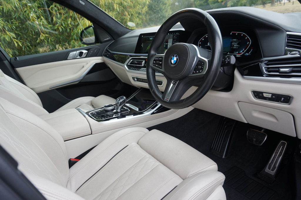 BMW X7 Estate Black #5