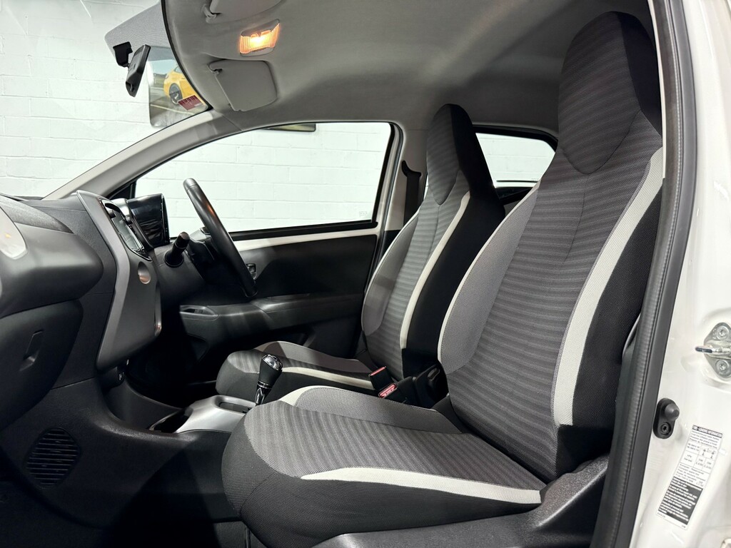 Toyota Aygo 1.0 Vvt-i X-trend White #2