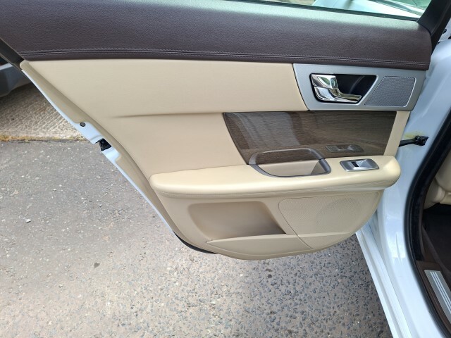 Jaguar Premium Luxury Saloon Euro 5 TFZ3385 White #6