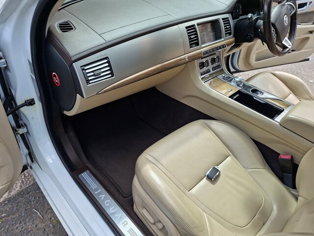 Jaguar Premium Luxury Saloon Euro 5 TFZ3385 White #3