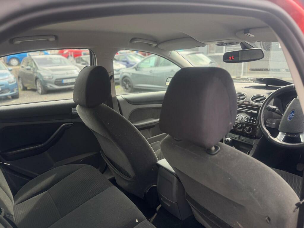 Ford Focus 1.8 Zetec Climate Hatchback 169 Red #12