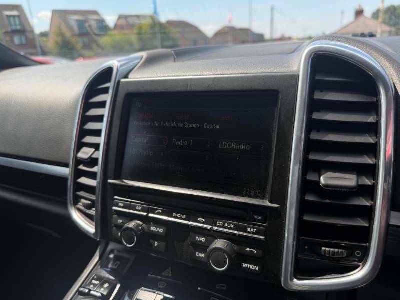 Porsche Cayenne 4X4 3.0 Black #18