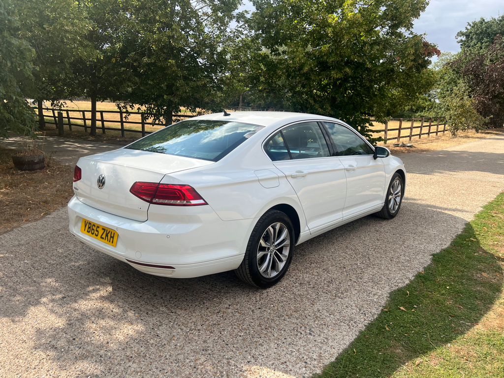 Volkswagen Passat Se Tdi Bluemotion Technology White #3