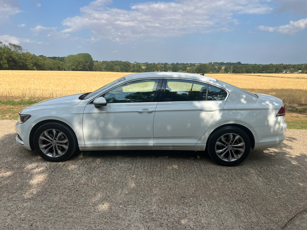 Volkswagen Passat Se Tdi Bluemotion Technology White #6