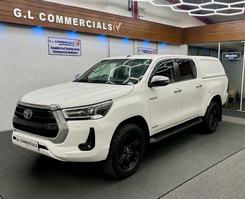 Toyota HILUX Invincible White