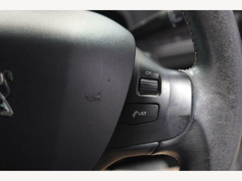 Peugeot 208 Hatchback Silver #18