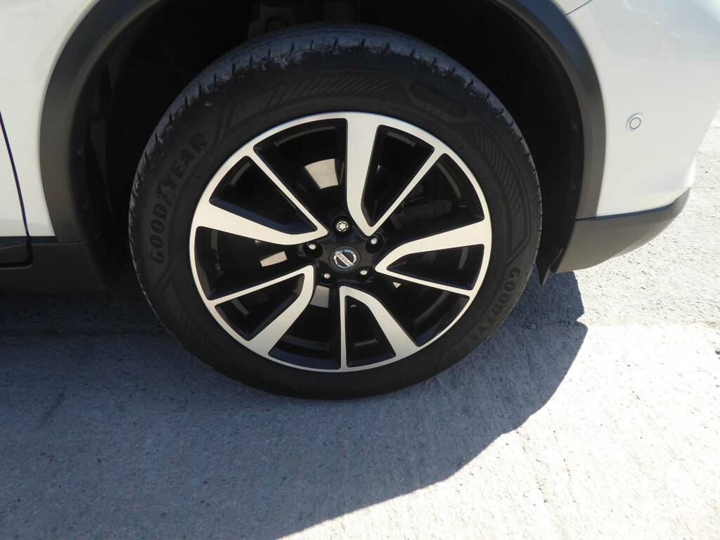 Nissan X-Trail Tekna White #26
