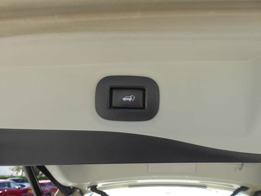 Nissan X-Trail Tekna White #23