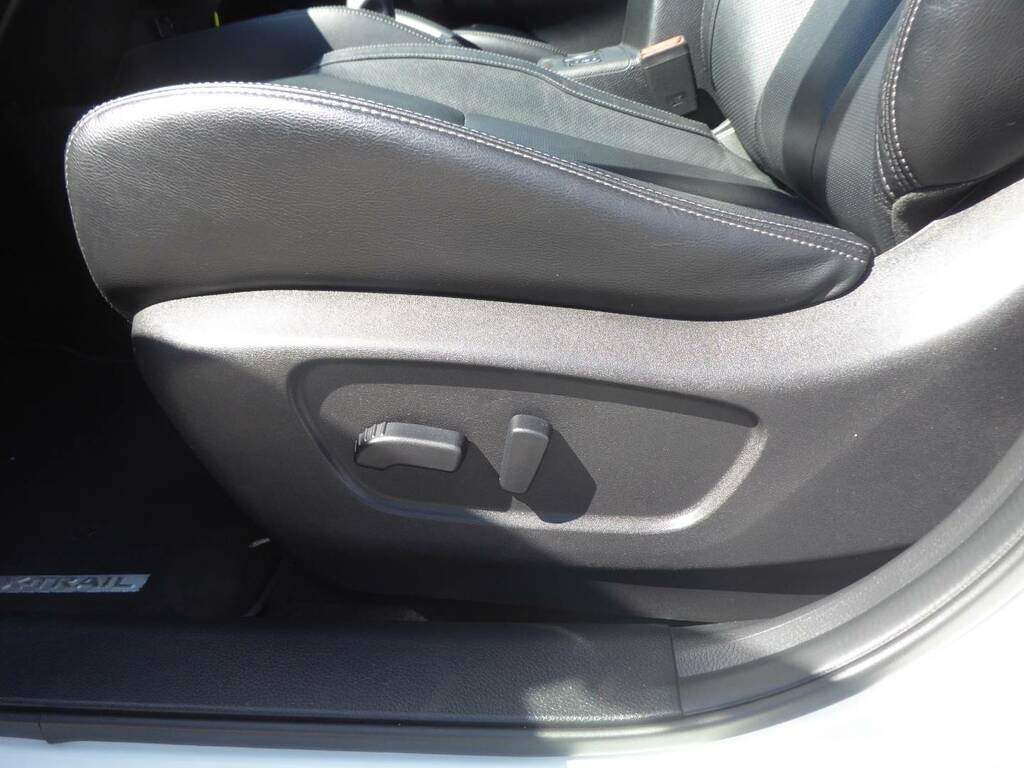 Nissan X-Trail Tekna White #21
