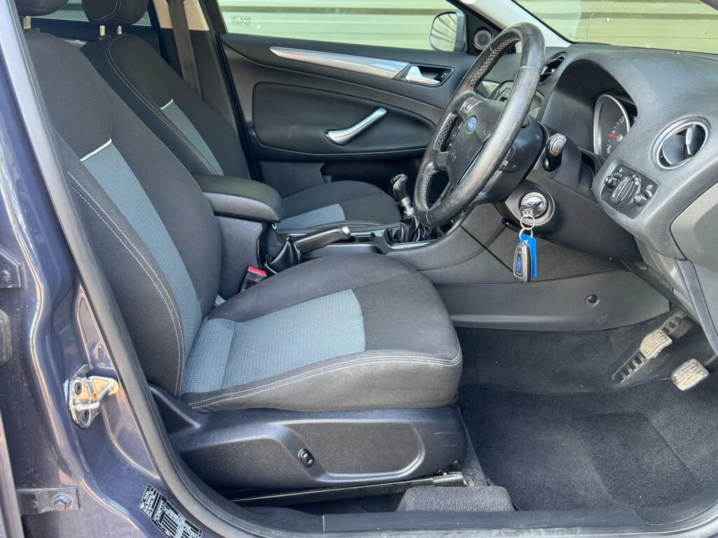 Ford Mondeo Black #32