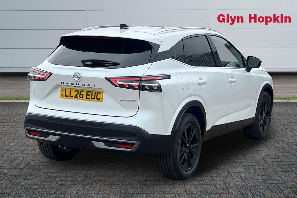 Nissan Qashqai Hatchback LL26EUC White #3