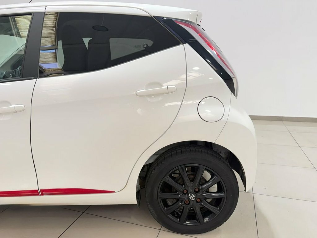 Toyota Aygo 1L X-press White #6