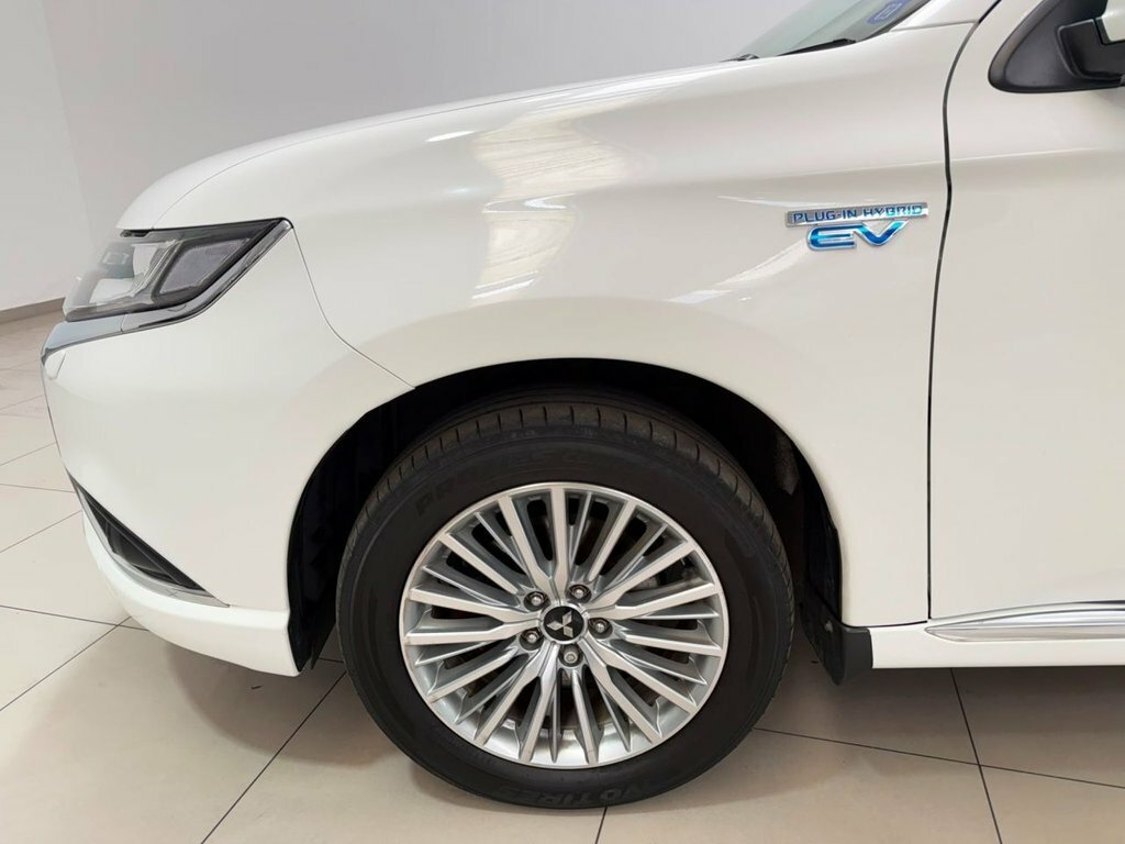 Mitsubishi Outlander 2.4L Design White #5