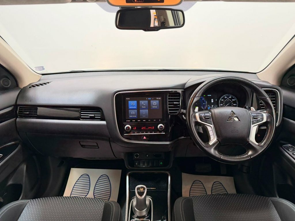 Mitsubishi Outlander 2.4L Design White #4