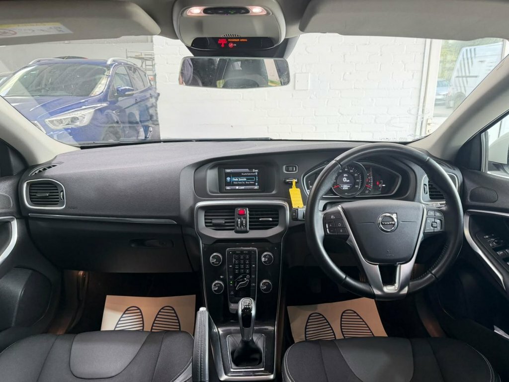 Volvo V40 2L Momentum NU67UTS White #4