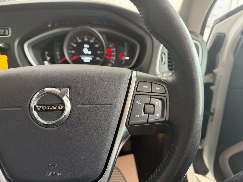 Volvo V40 2L Momentum NU67UTS White #6