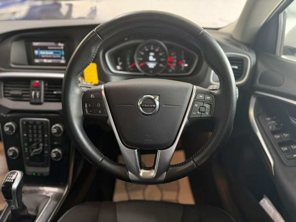 Volvo V40 2L Momentum NU67UTS White #5