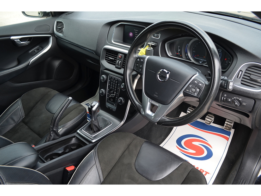 Volvo V40 T2 R-design Nav Plus PO68HMU Black #2