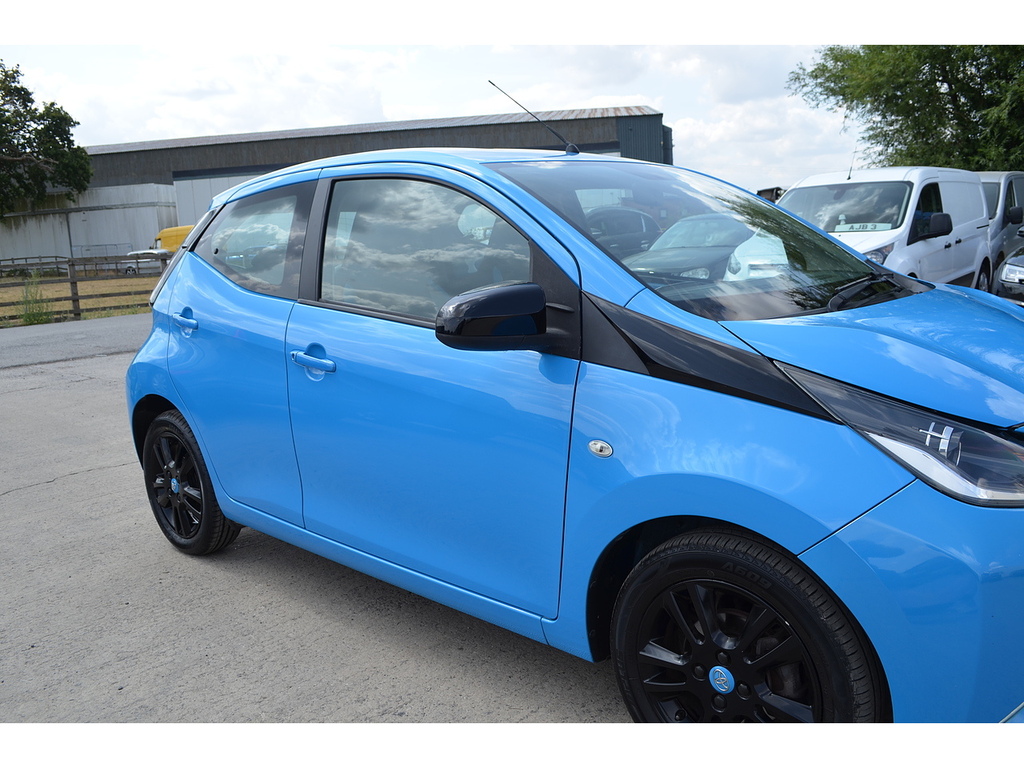 Toyota Aygo Hatchback 1.0 Red #51