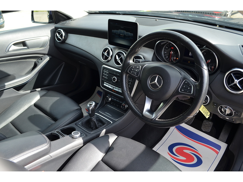 Mercedes-Benz GLA Class Gla200d Sport Blue #2