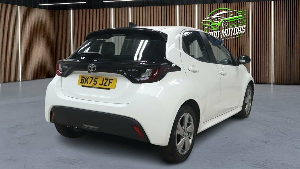 Toyota Yaris 1L Icon White #4