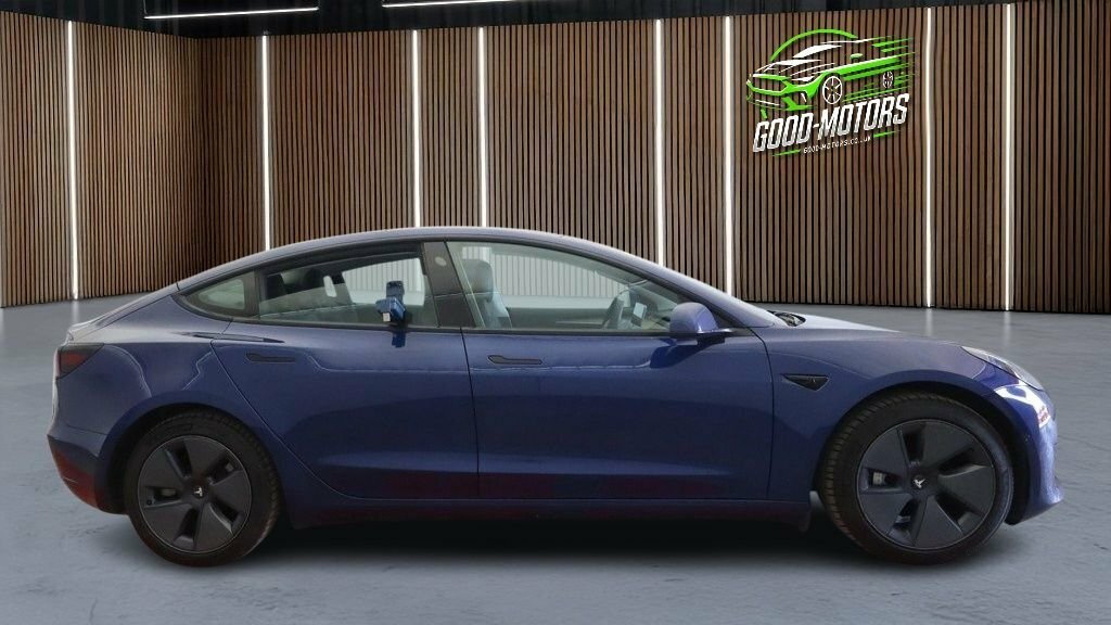 Tesla Model 3 Saloon Blue