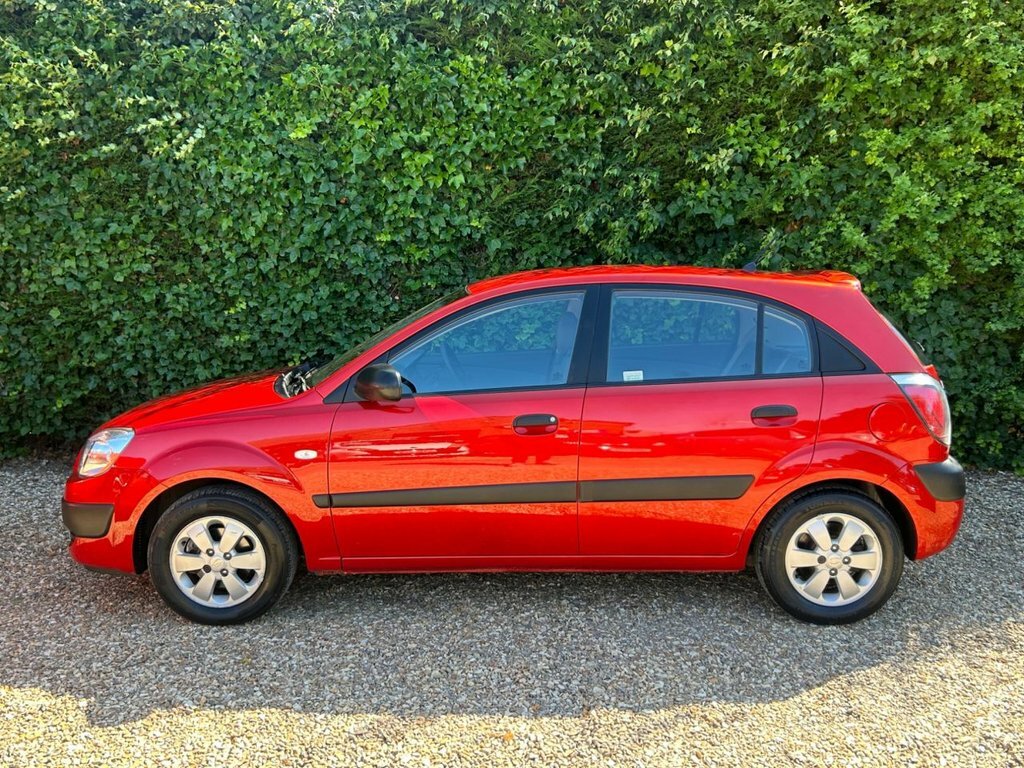 Kia RIO 1.4 Chill Hatchback 147 G Km 95 Red #4