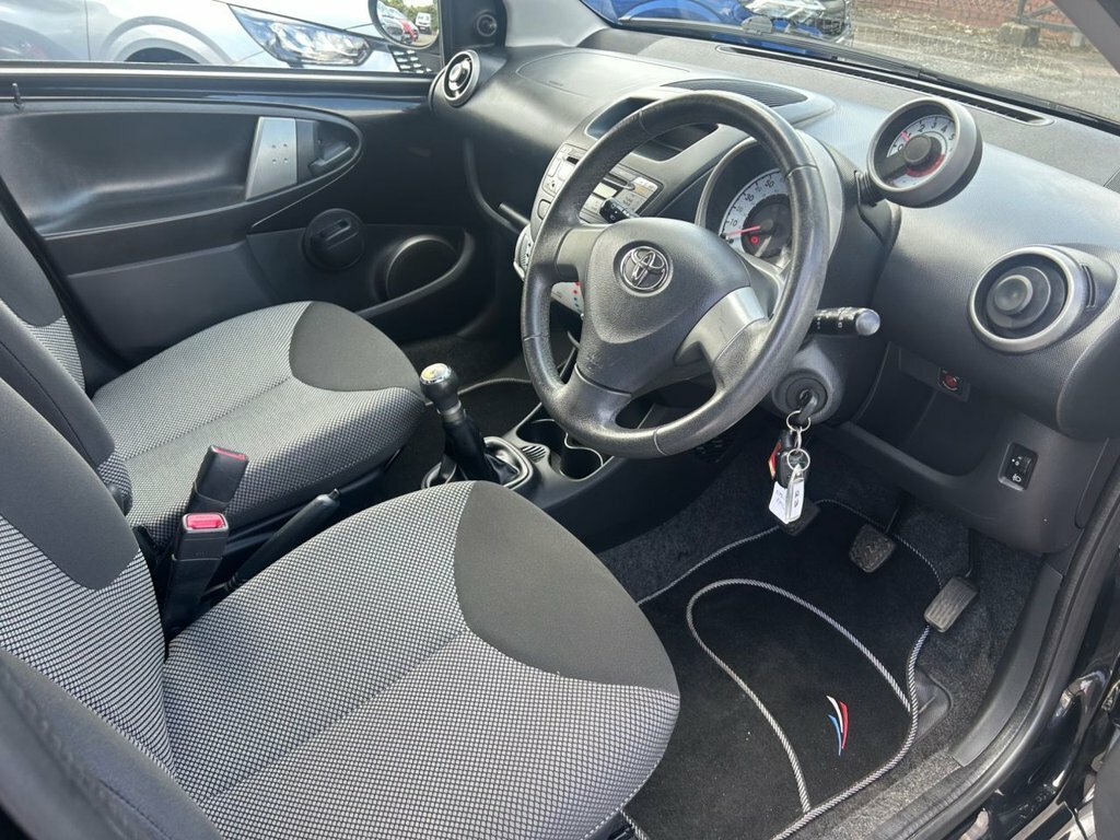 Toyota Aygo 1L Fire White #8