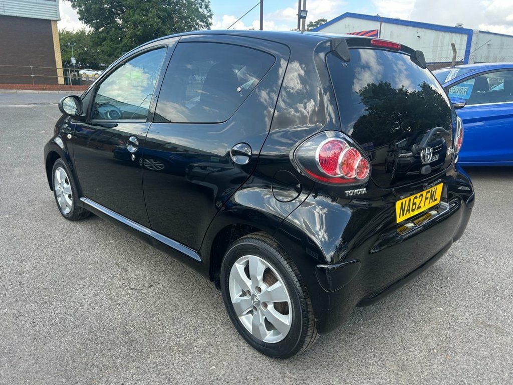 Toyota Aygo 1L Fire White #4