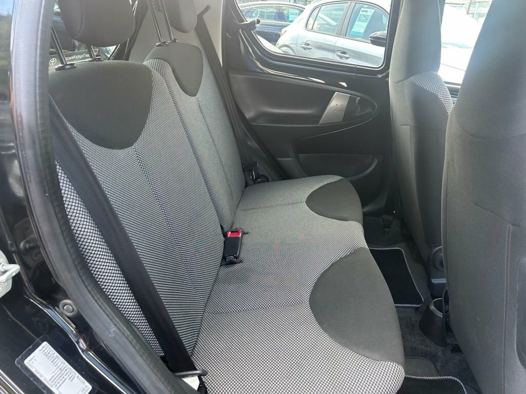 Toyota Aygo 1L Fire White #9