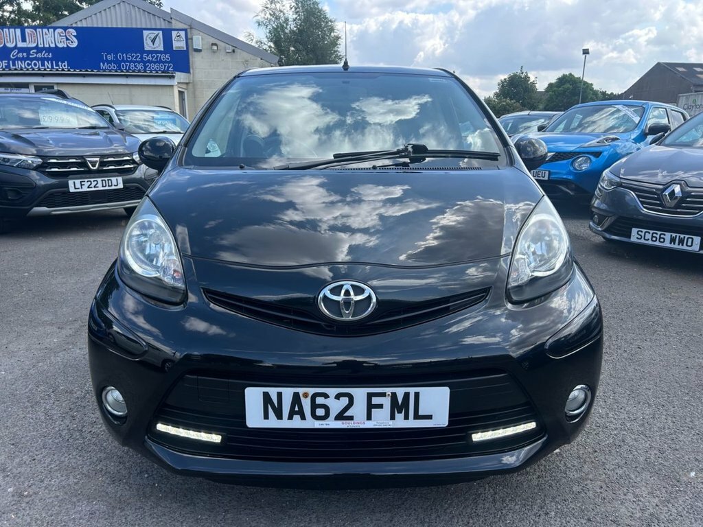 Toyota Aygo 1L Fire White #2