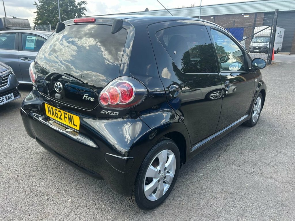 Toyota Aygo 1L Fire White #6