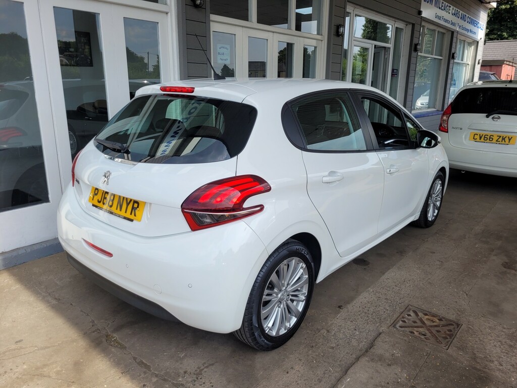 Peugeot 208 1.2 Puretech Signature White #4
