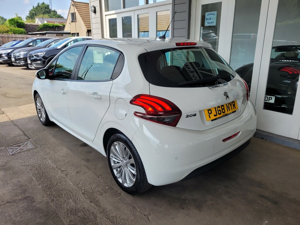 Peugeot 208 1.2 Puretech Signature White #2