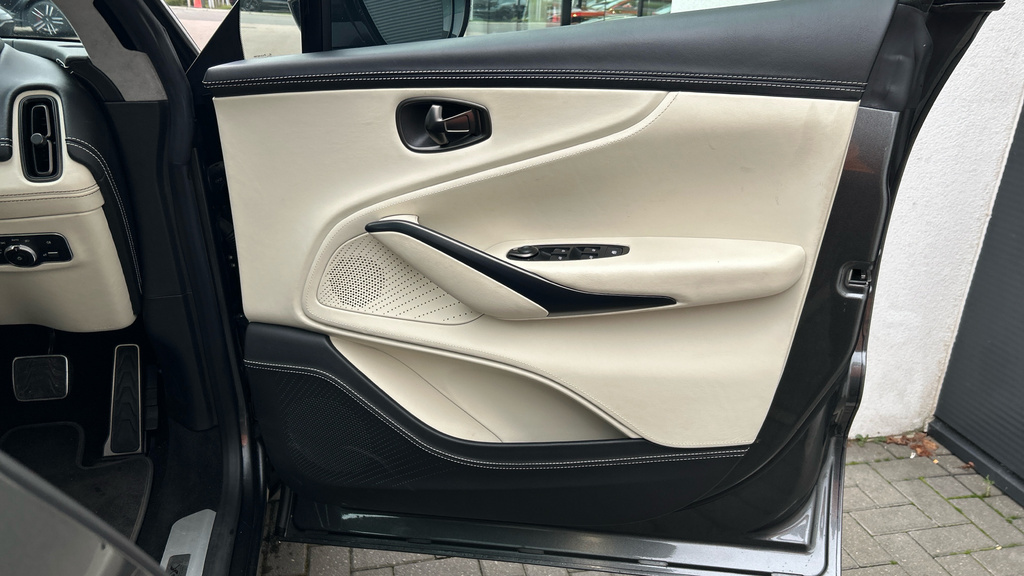 Aston Martin DBX 4.0L V8 550 Black #16