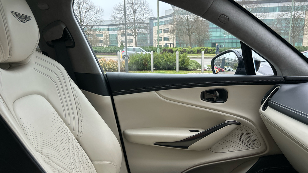 Aston Martin DBX 4.0L V8 550 Black #19