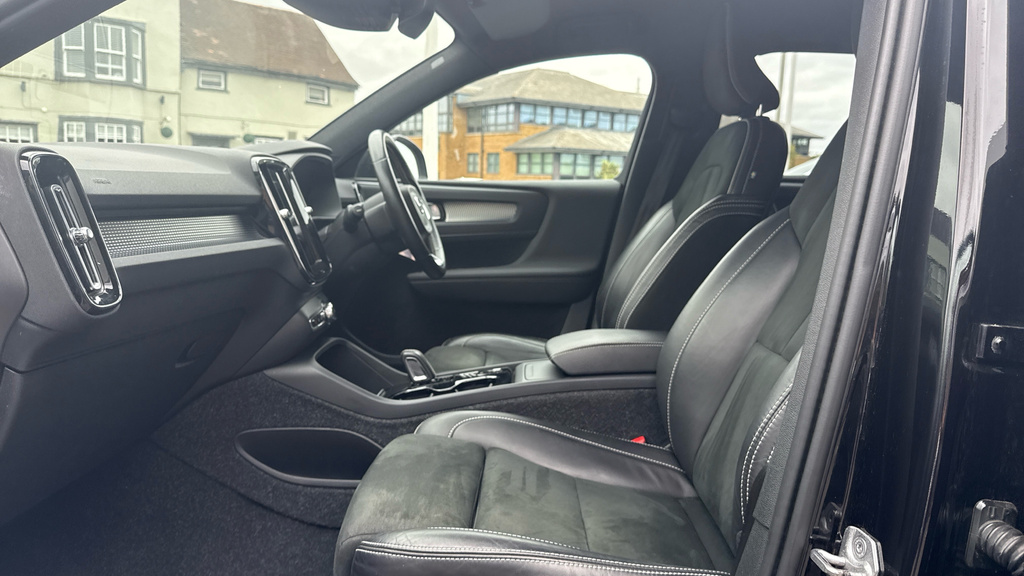 Volvo XC40 R Design Black #3