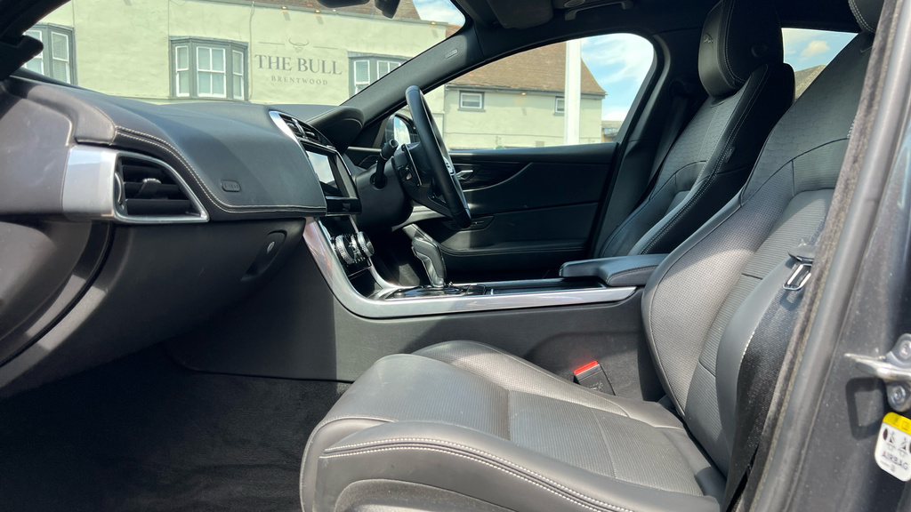 Jaguar XE R-dynamic Hse Black Grey #3